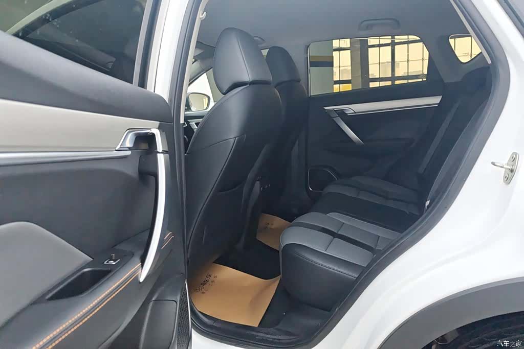 Geely Coolray, 2025 11