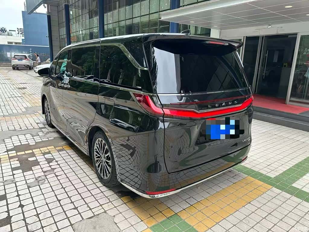 Lexus LM, 2025 4