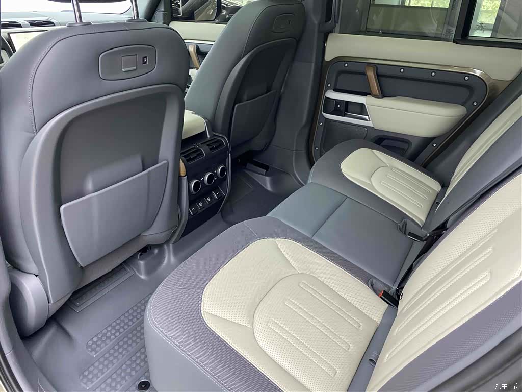 Land Rover Defender, 2022 11