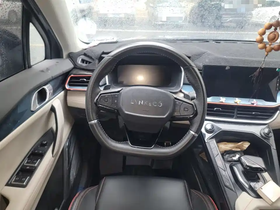 Lynk & Co 06
