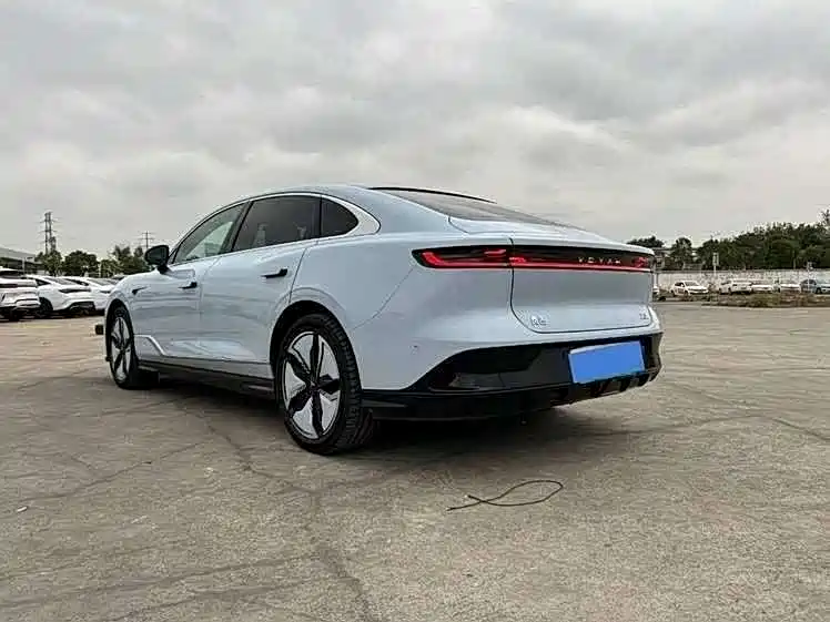 VOYAH Lantu chasing light