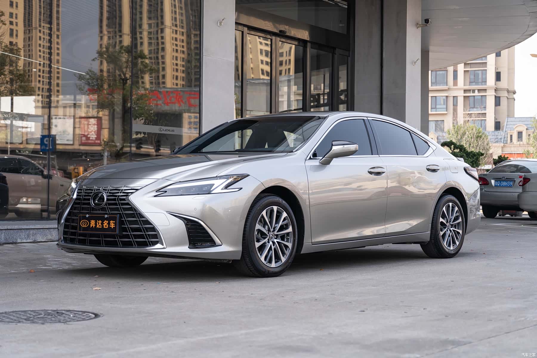 Lexus ES, 2025 1
