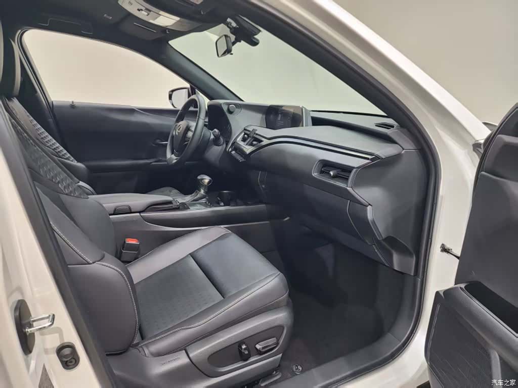 Lexus UX, 2020 4