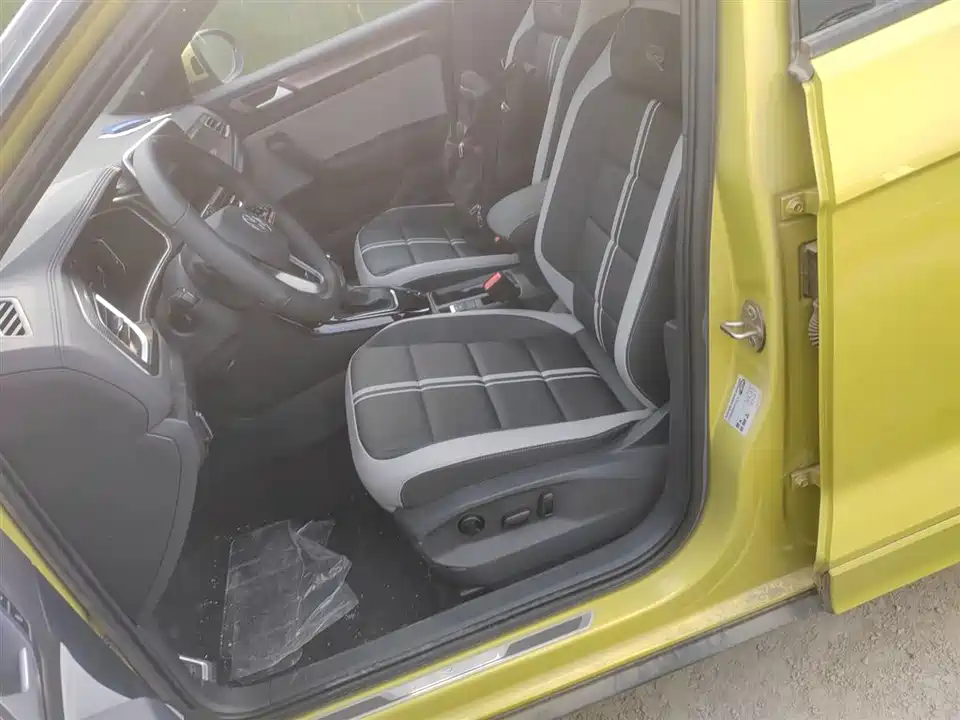 Volkswagen T-ROC exploring Songs