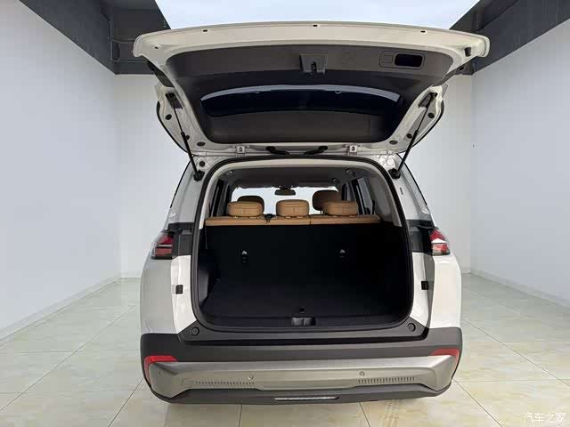 Wuling 560, 2025 14
