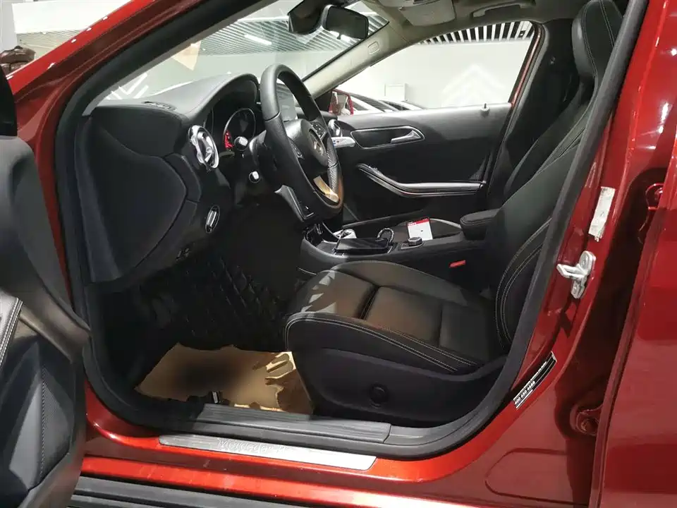 Mercedes-Benz GLA Mercedes-Benz GLA