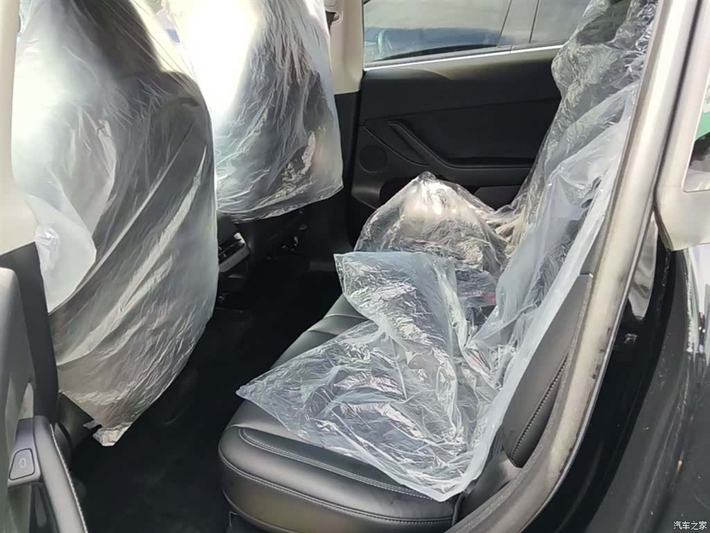 Tesla Model Y, 2023 17