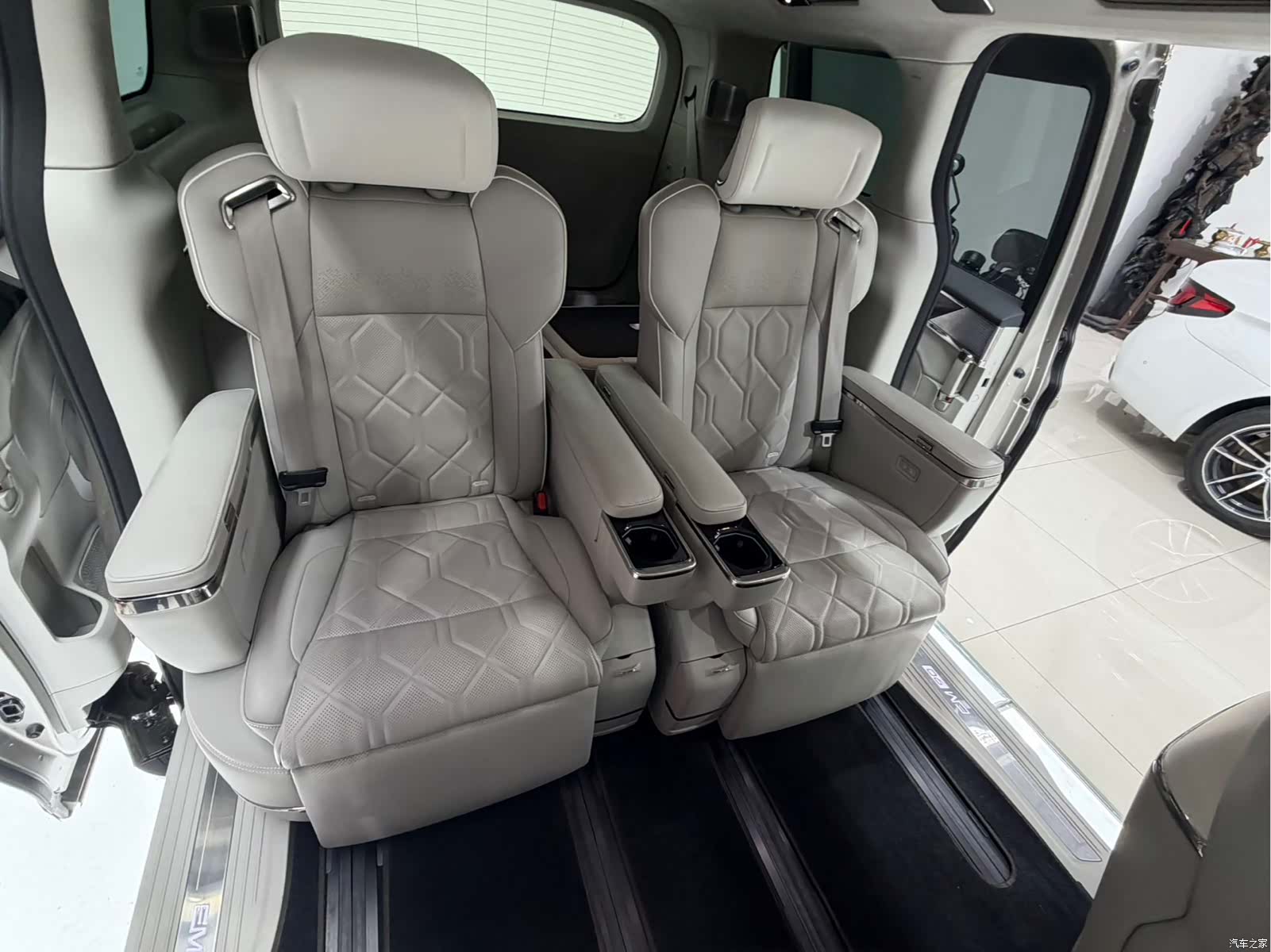 Volvo EM90, 2024 16