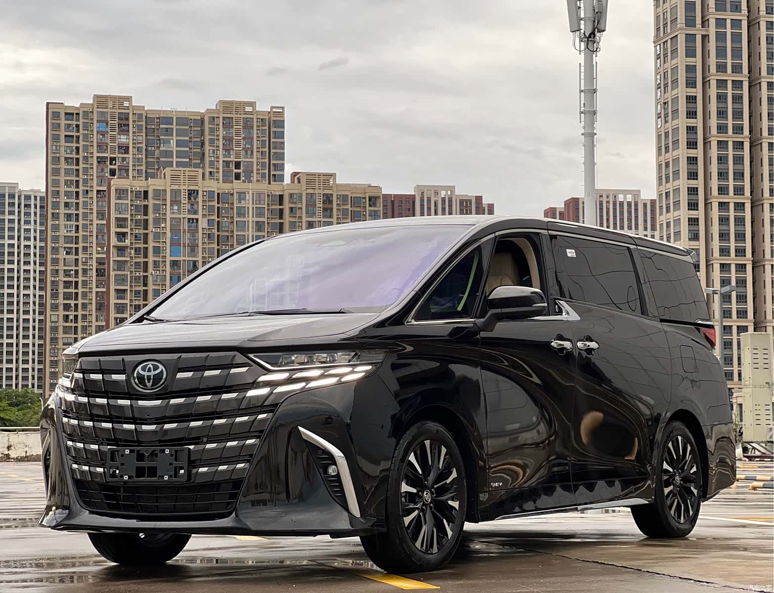 Toyota Alphard, 2024 1