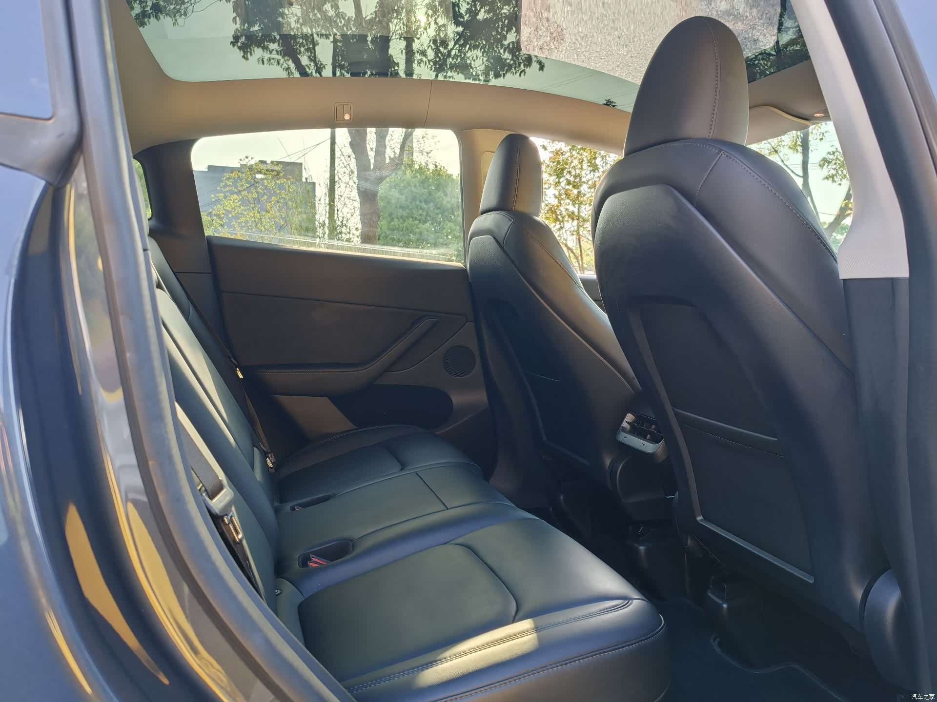 Tesla Model Y, 2023 19