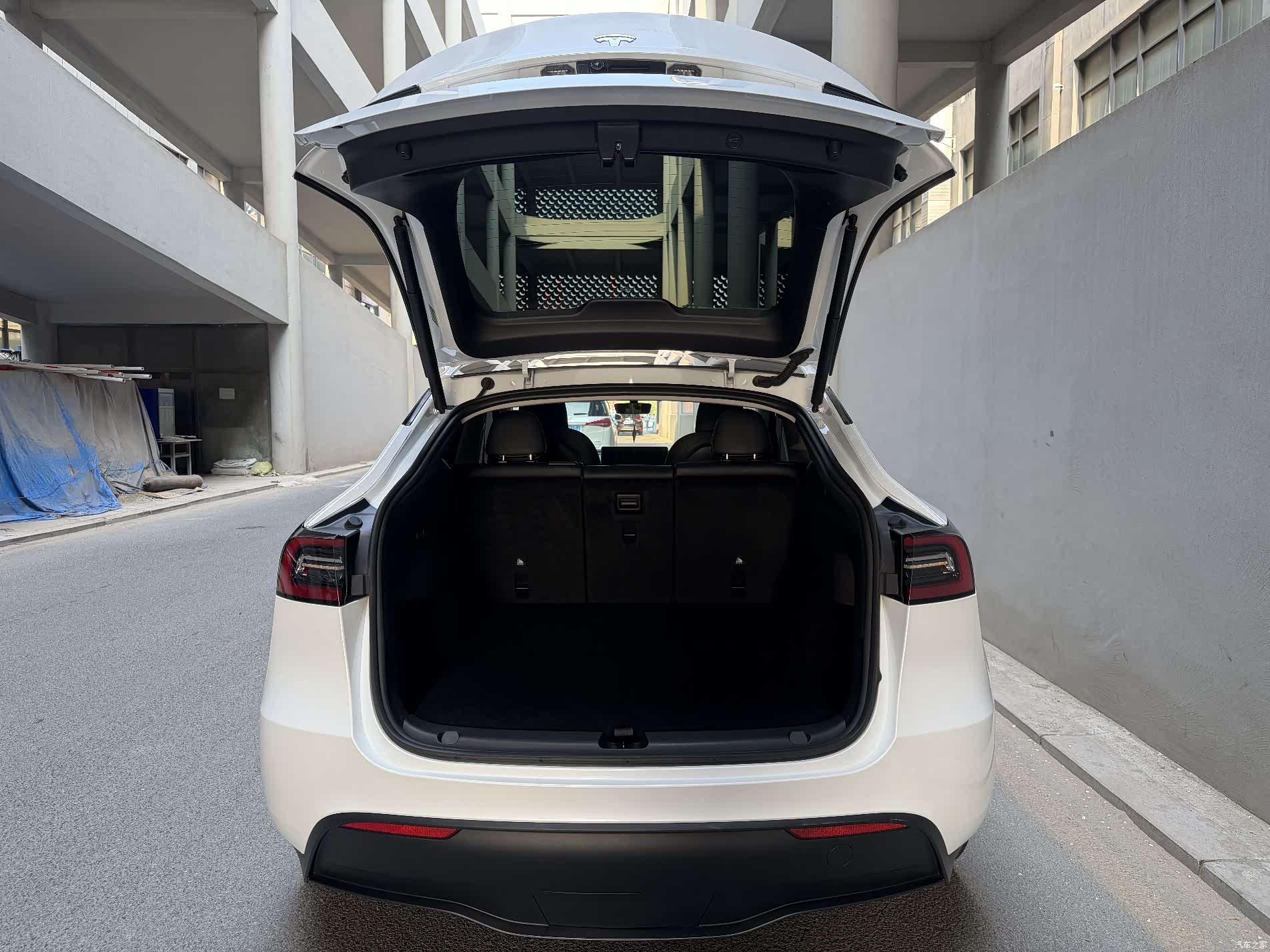 Tesla Model Y, 2024 8
