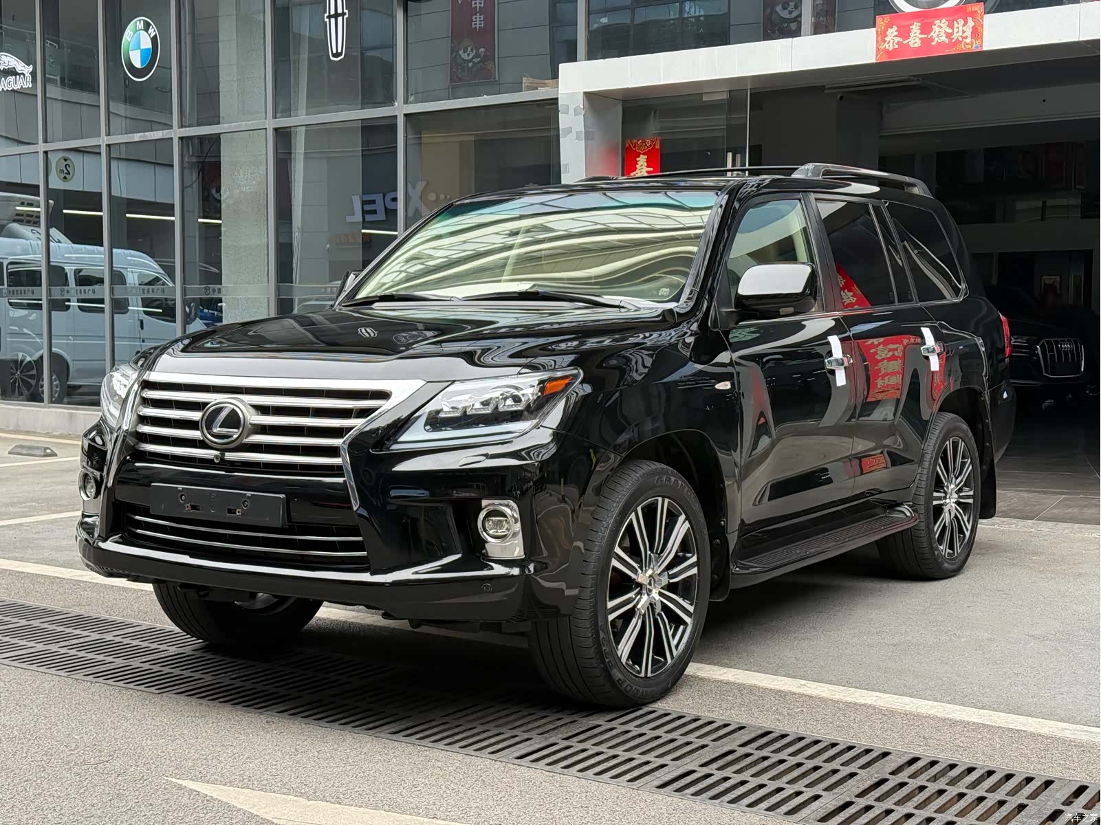 Lexus LX, 2010 1