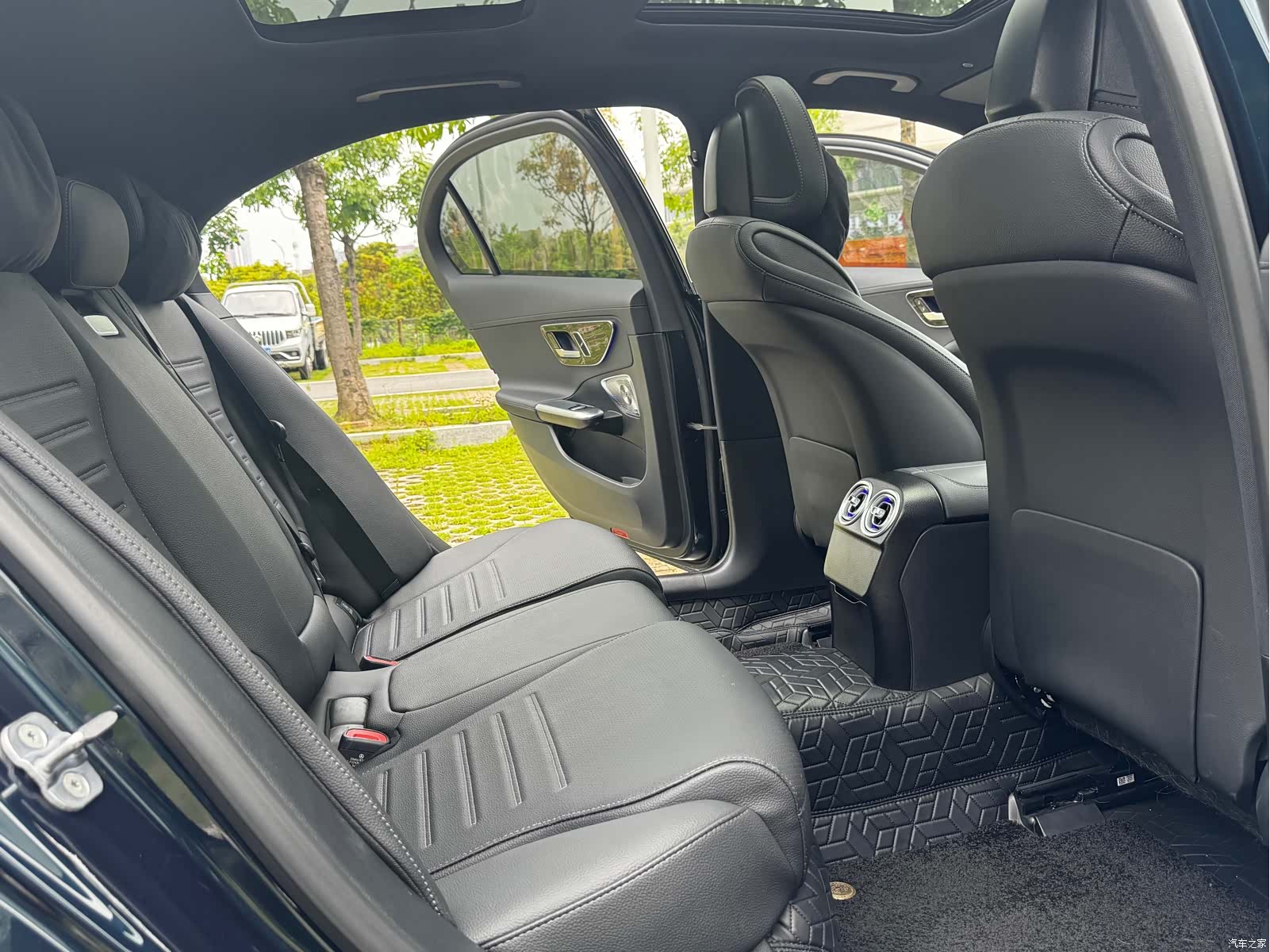 Mercedes-Benz C-Class, 2025 12