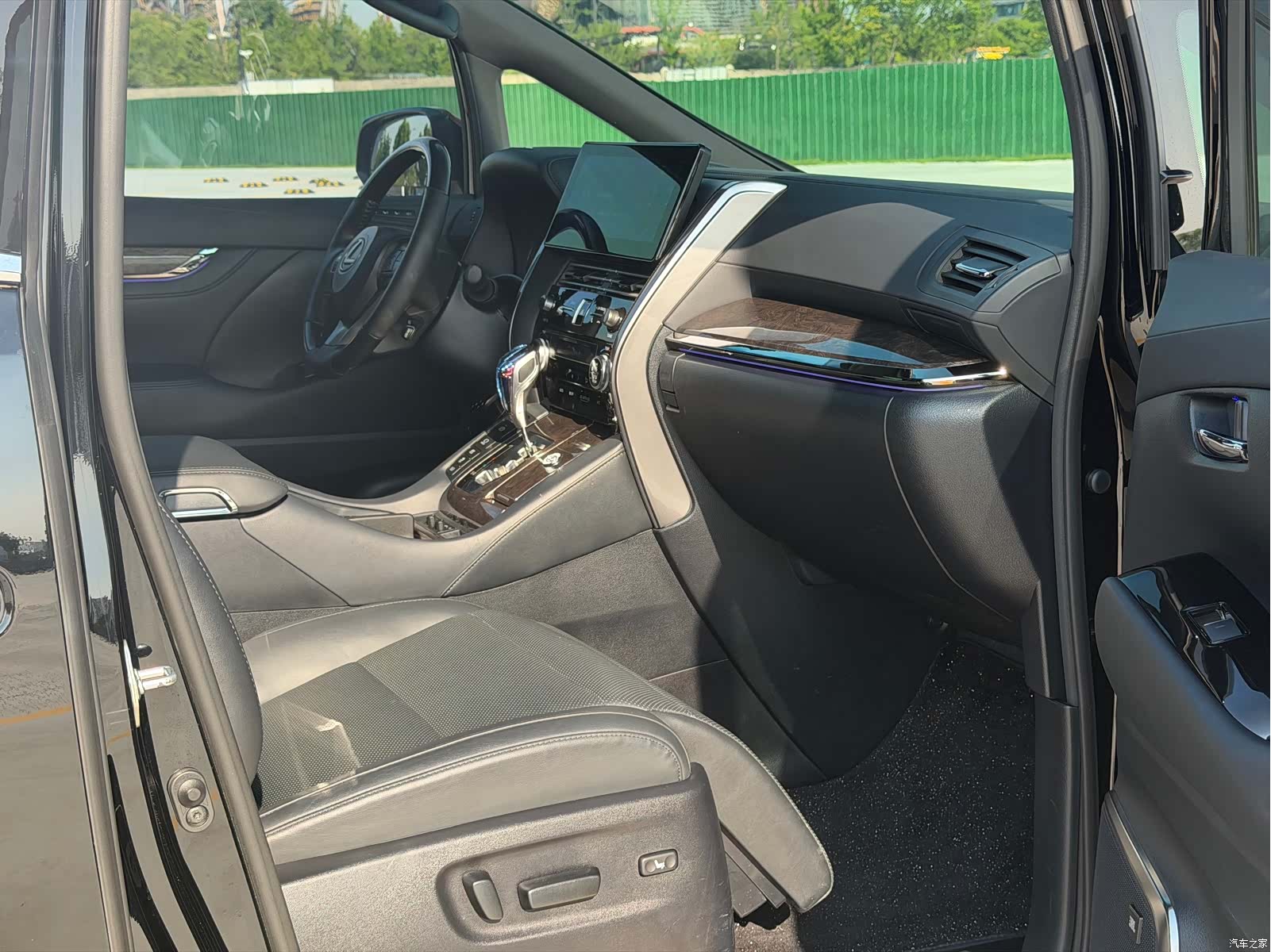 Toyota Vellfire, 2023 11