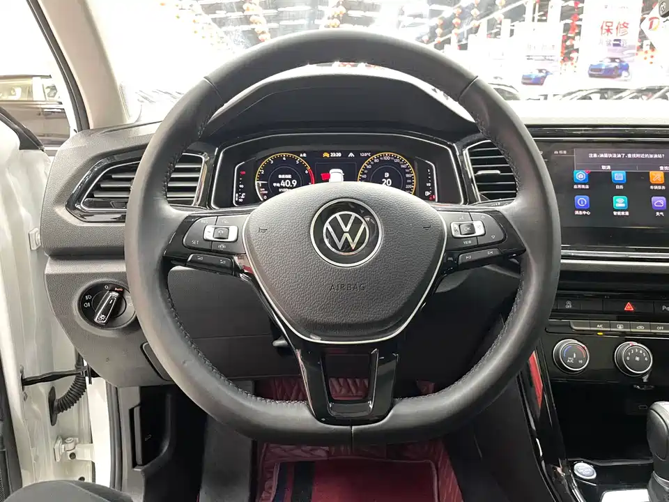 Volkswagen T-ROC exploring Songs