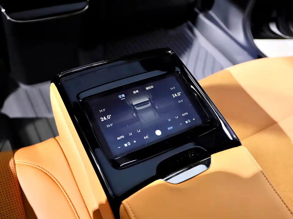 VOYAH Lantu chasing light