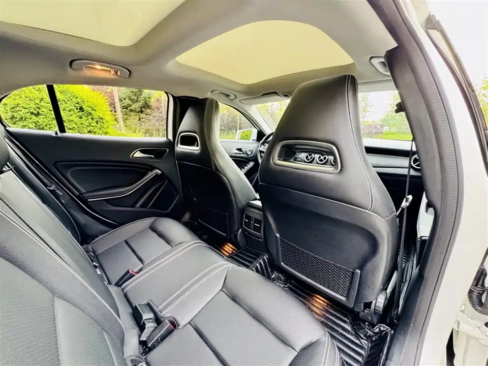 Mercedes-Benz GLA Mercedes-Benz GLA