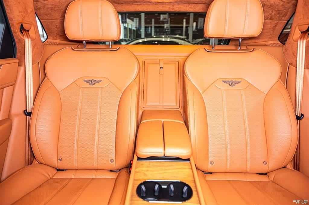 Bentley Bentayga, 2023 12