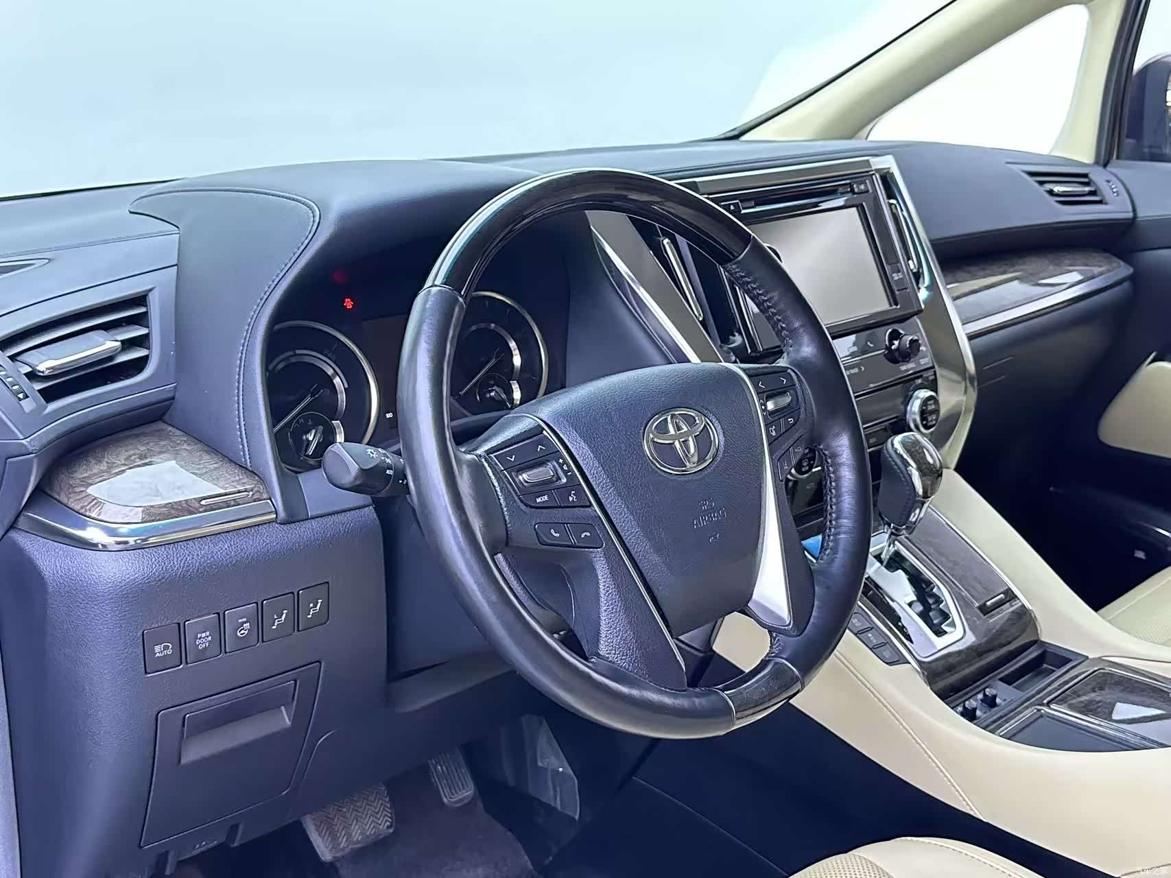 Toyota Vellfire, 2019 4