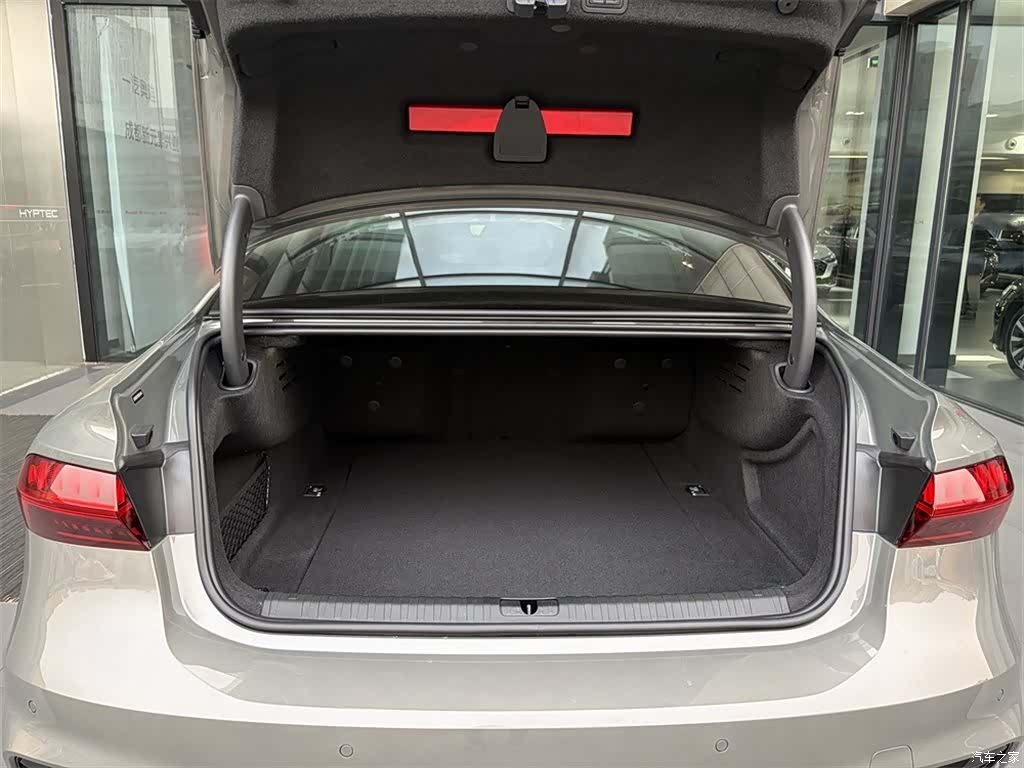 Audi A7L, 2026 13