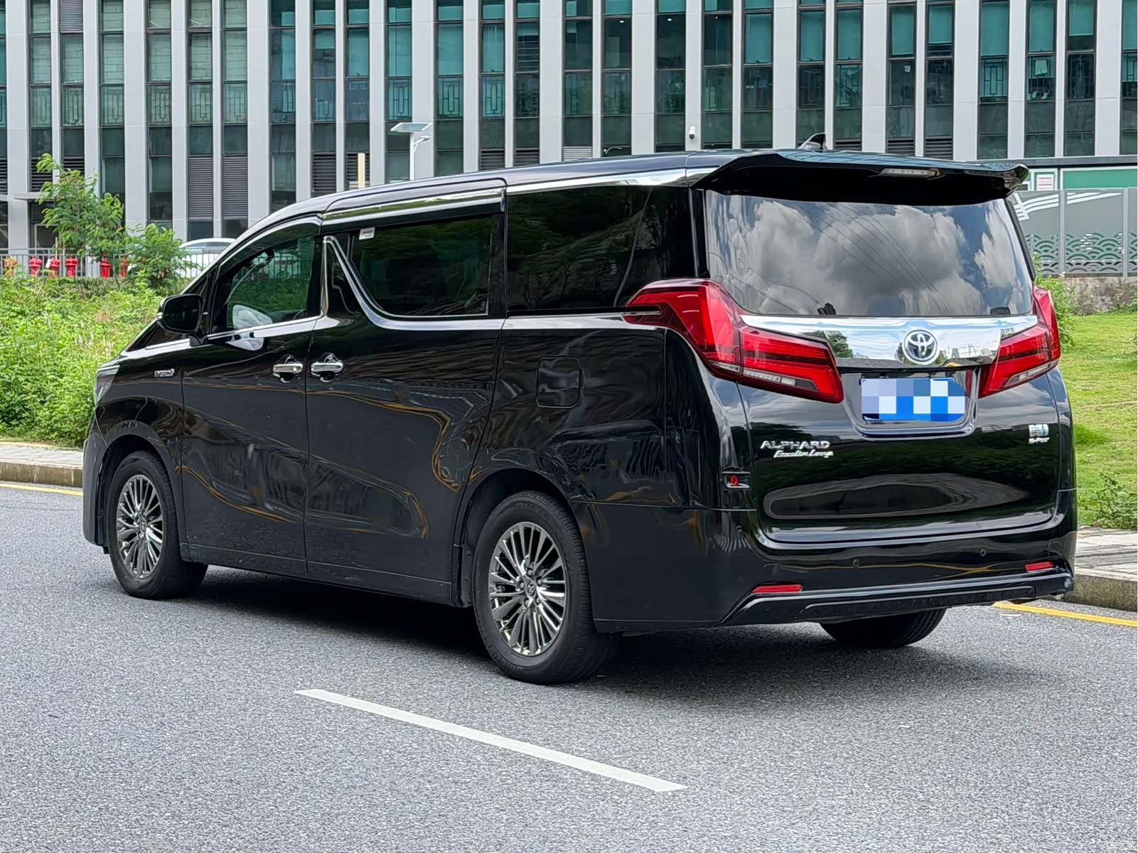 Toyota Alphard, 2022 все фото