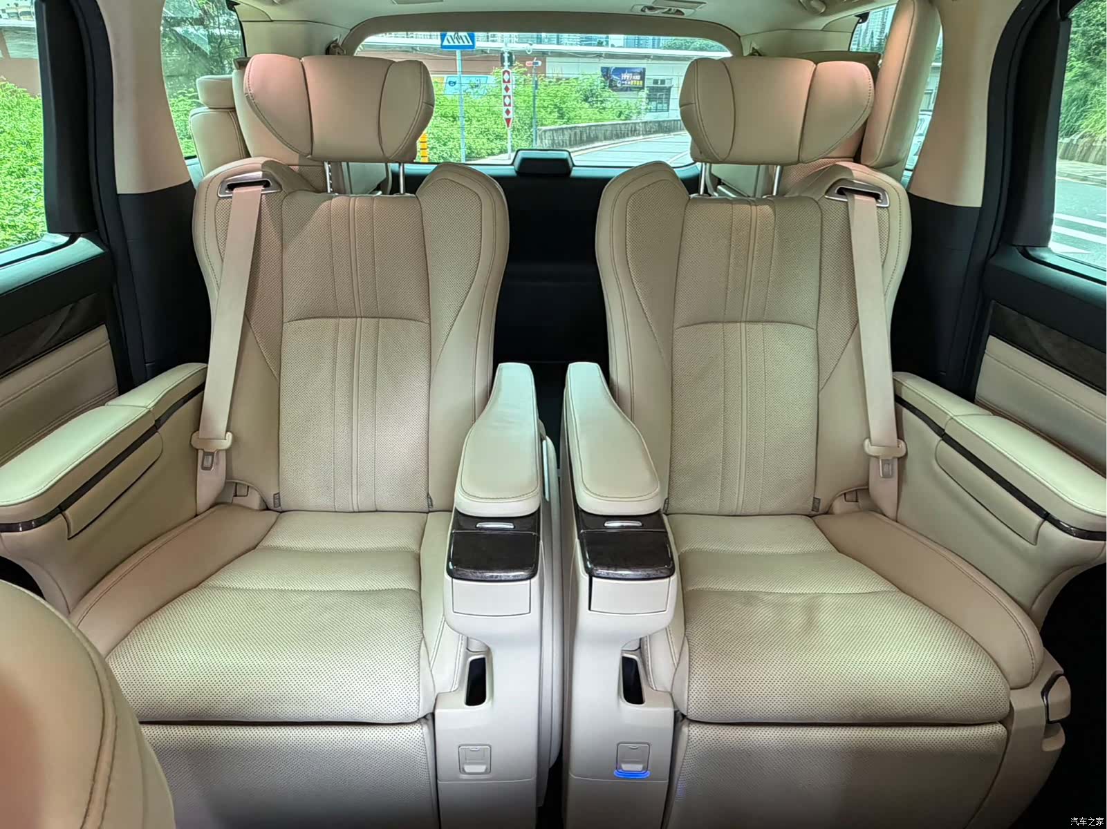 Toyota Alphard, 2022 12