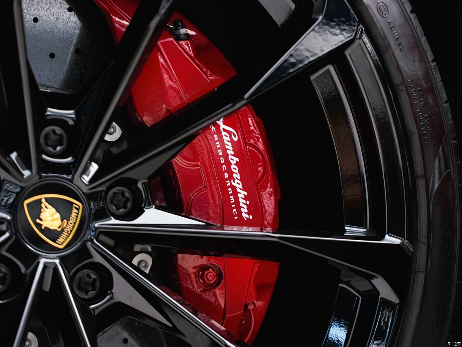 Lamborghini Urus, 2023 19