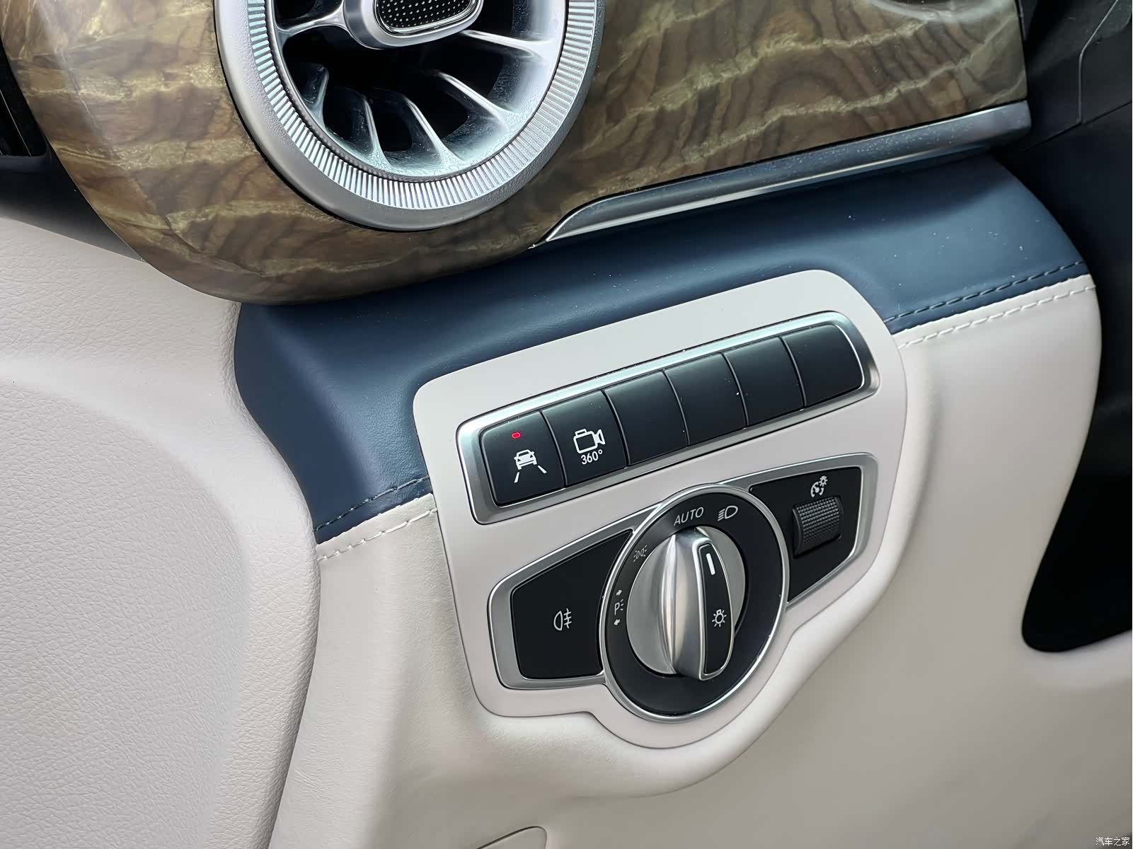 Mercedes-Benz V-Class, 2023 16