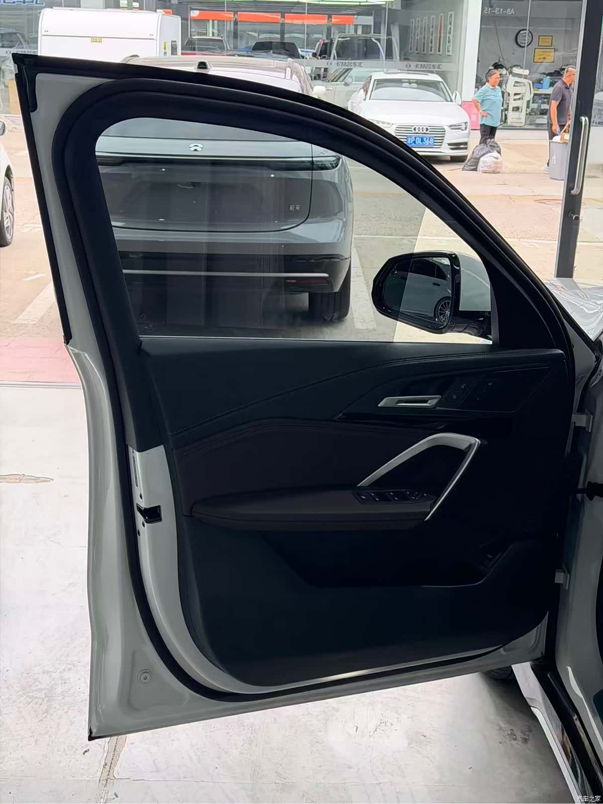 BMW iX1, 2025 все фото