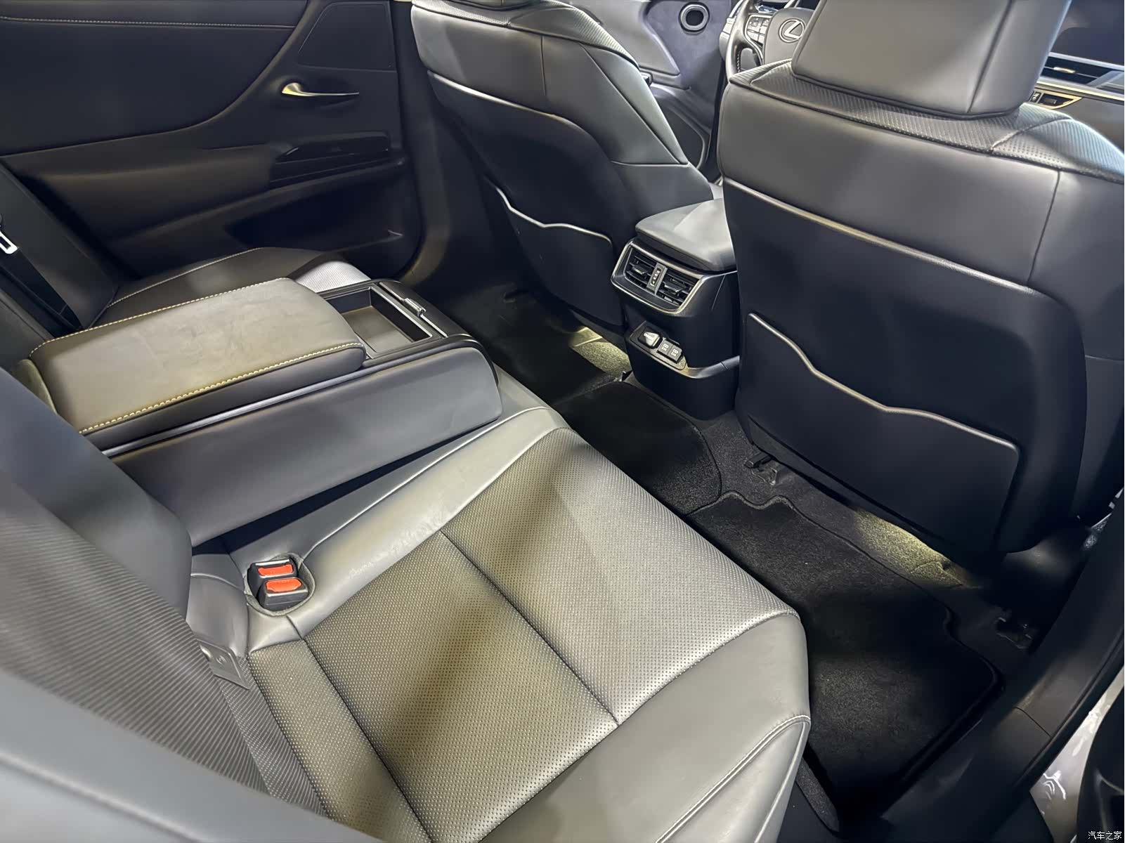 Lexus ES, 2019 11