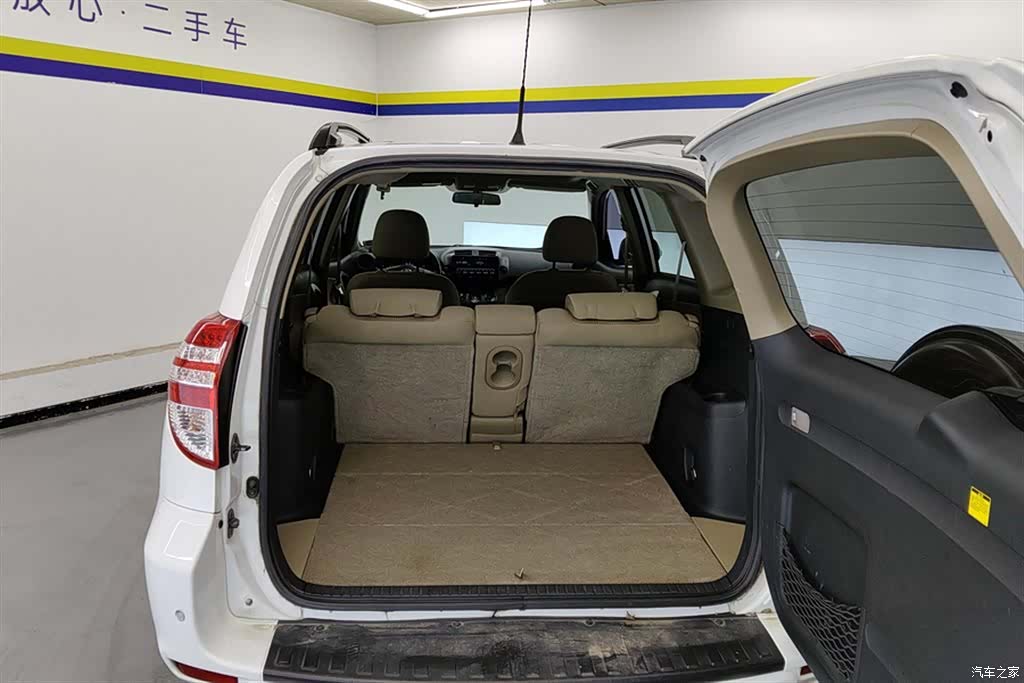 Toyota RAV4, 2011 4