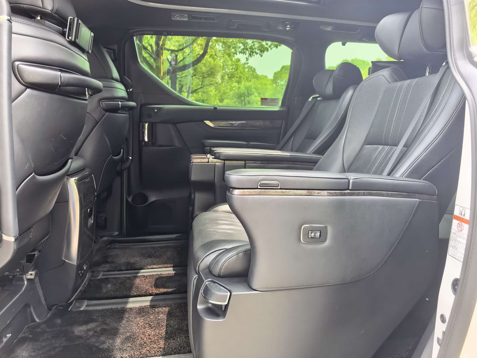 Toyota Alphard, 2021 9