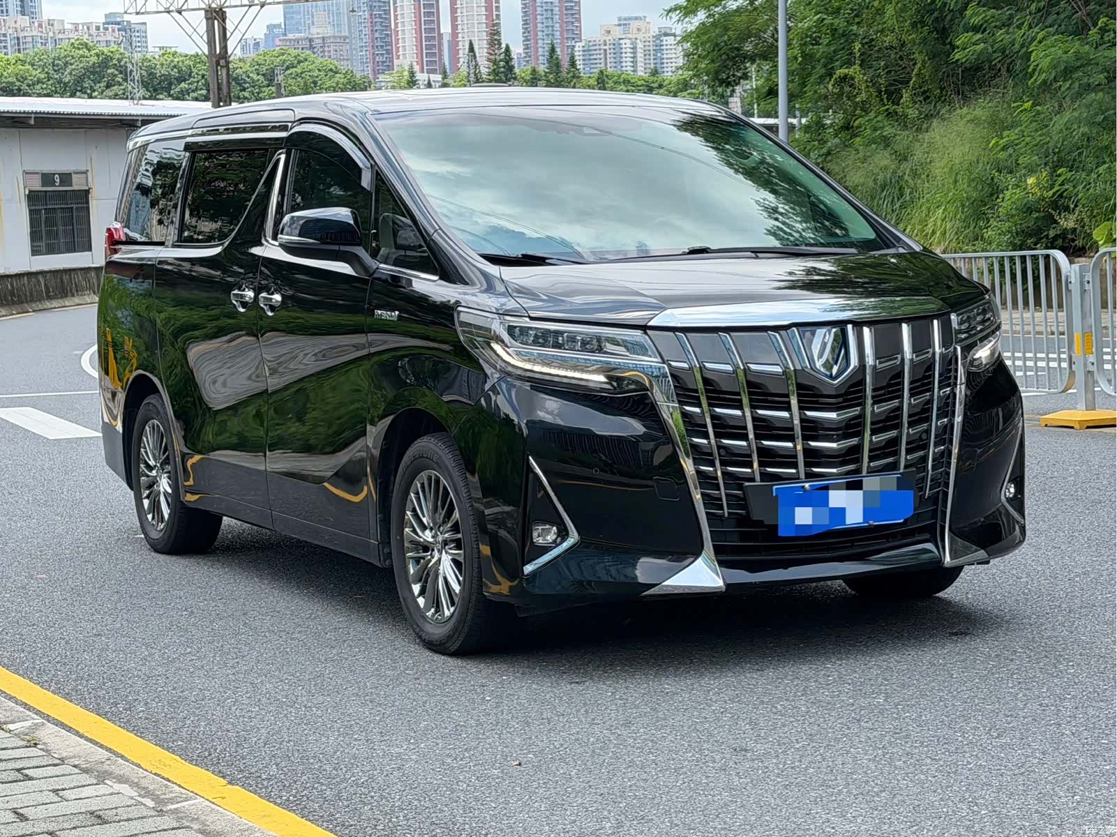 Toyota Alphard, 2022 3