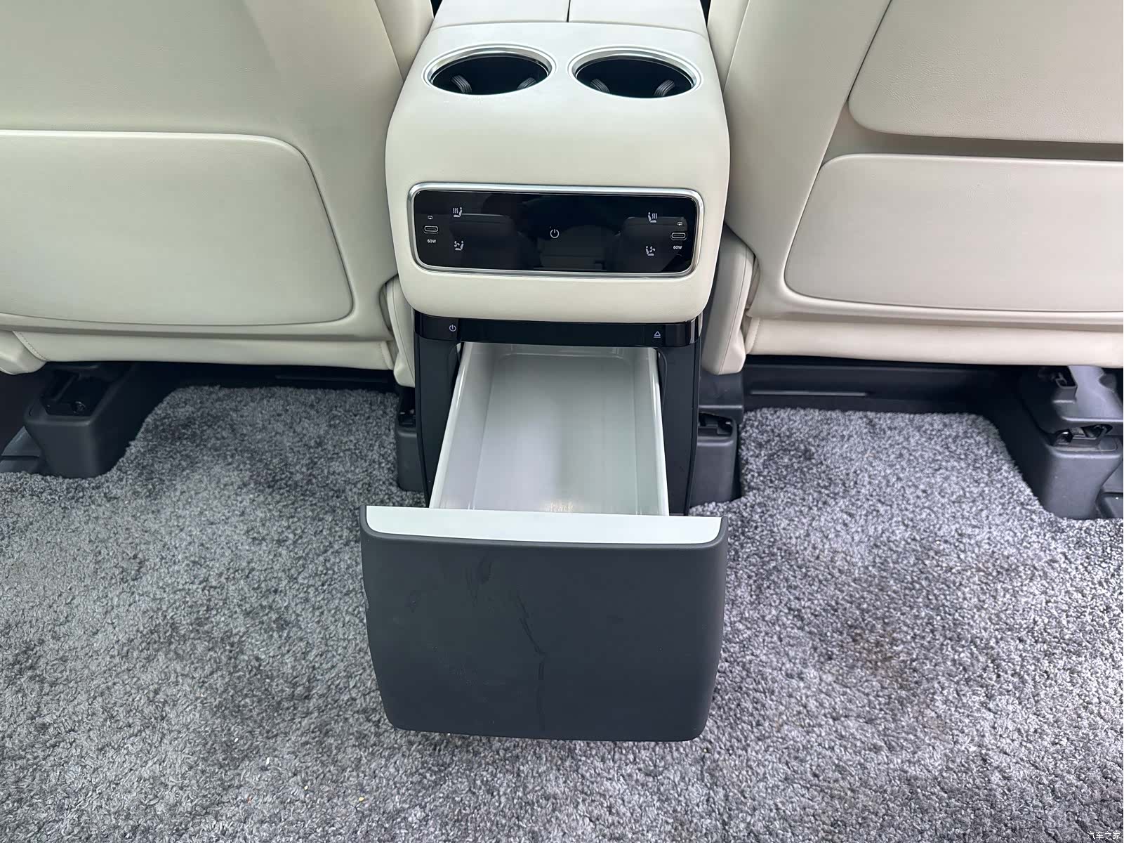Li Auto MEGA, 2024 19