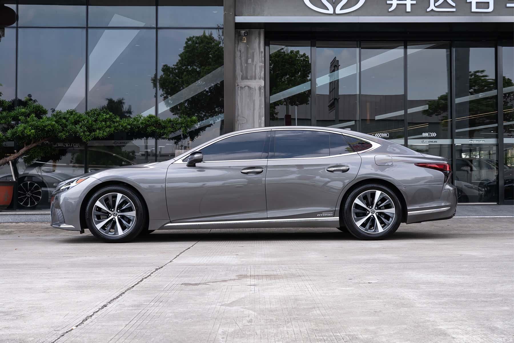 Lexus LS, 2022 4