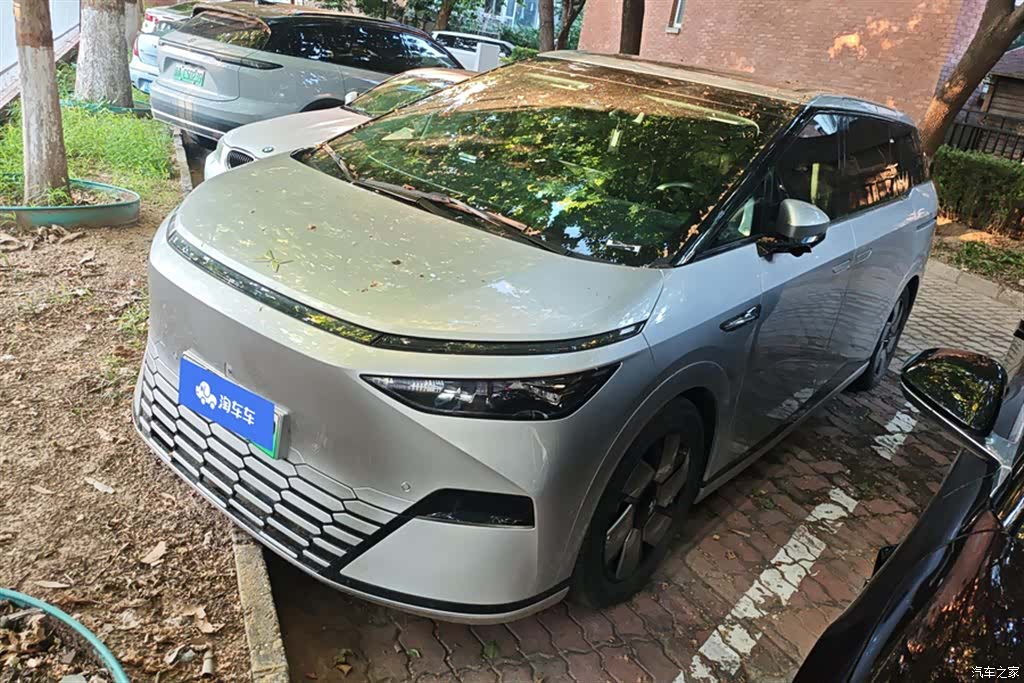 Xpeng X9, 2024 1