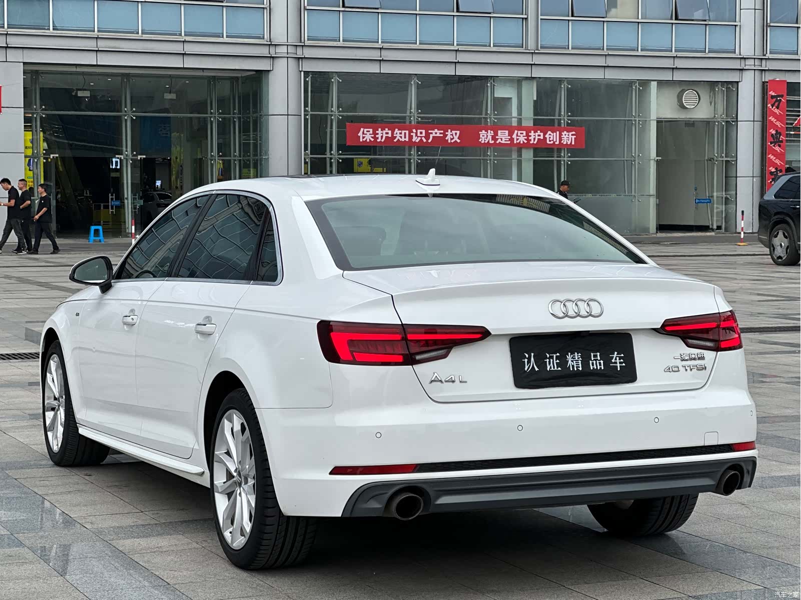 Audi A4L, 2018 все фото