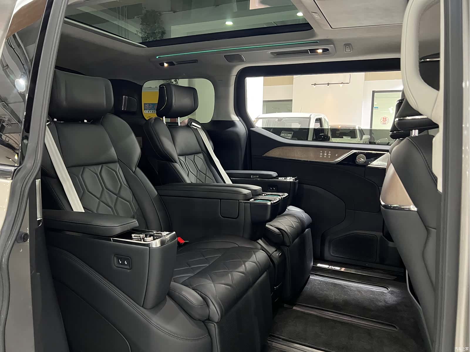 Volvo EM90, 2024 16