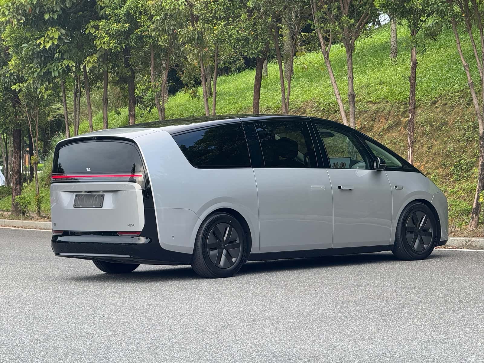 Li Auto MEGA, 2024 6