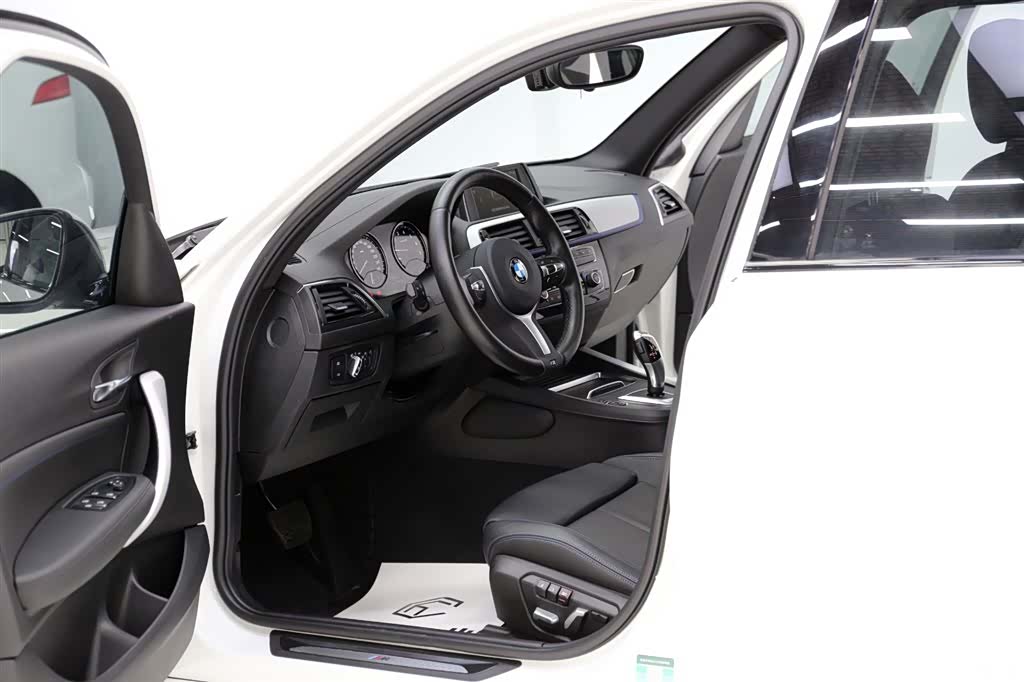 BMW 1 Series, 2019 все фото