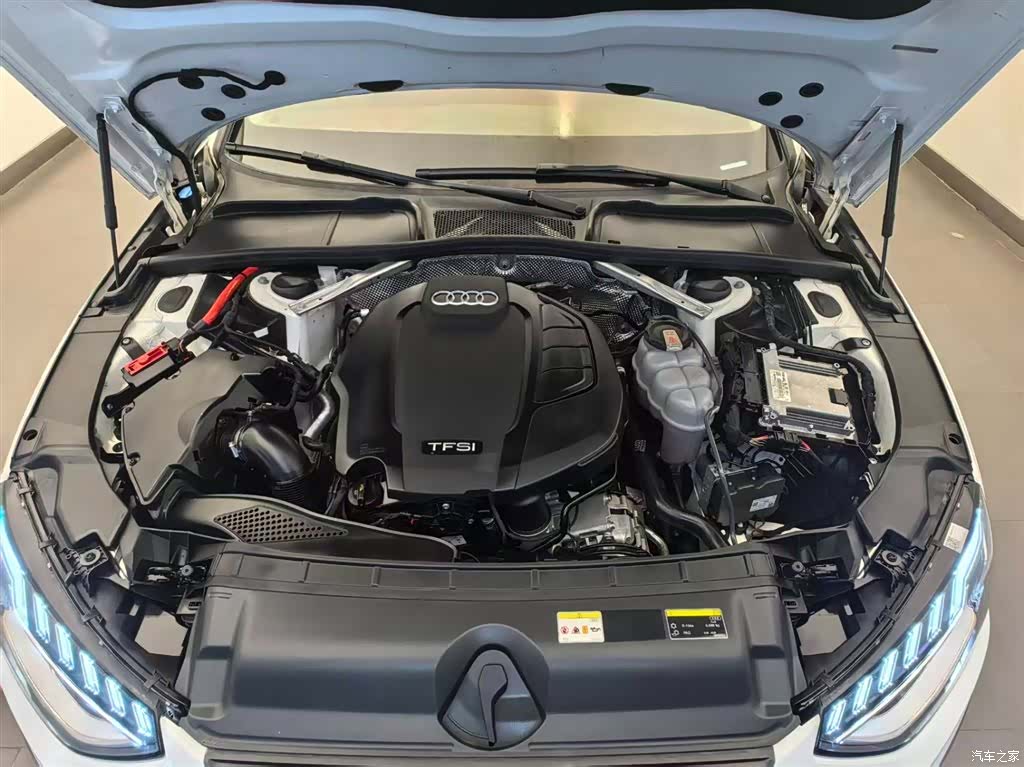 Audi A4L, 2021 все фото