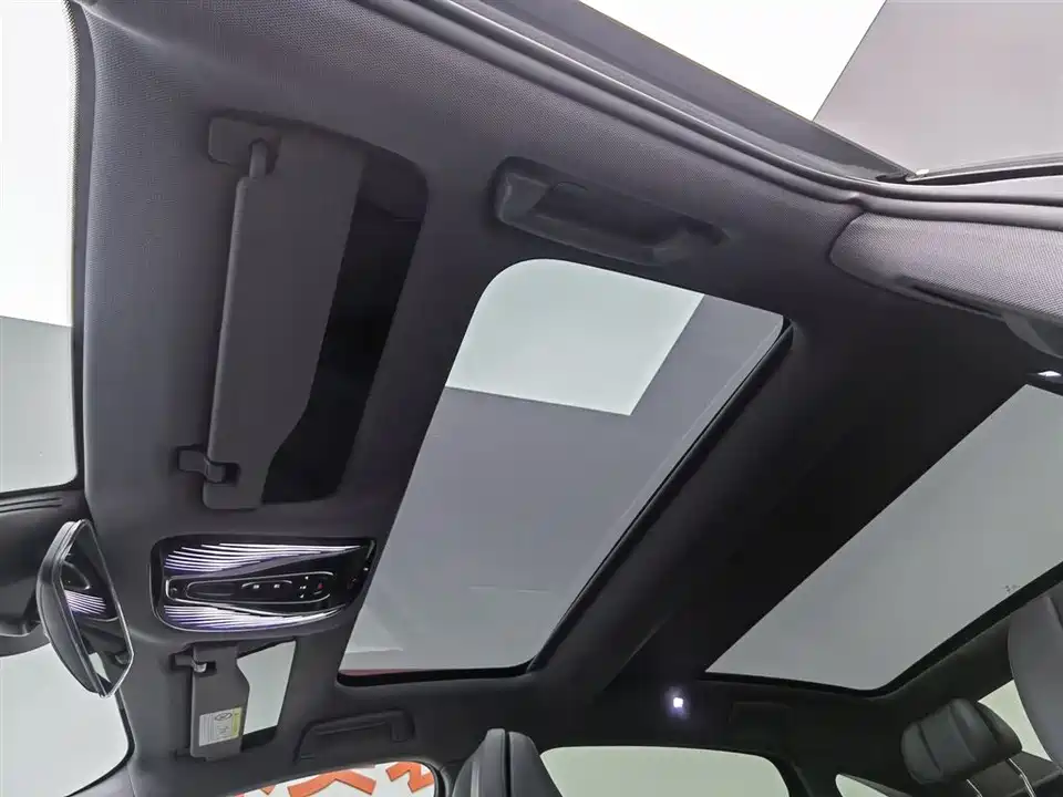 VOYAH Lantu chasing light