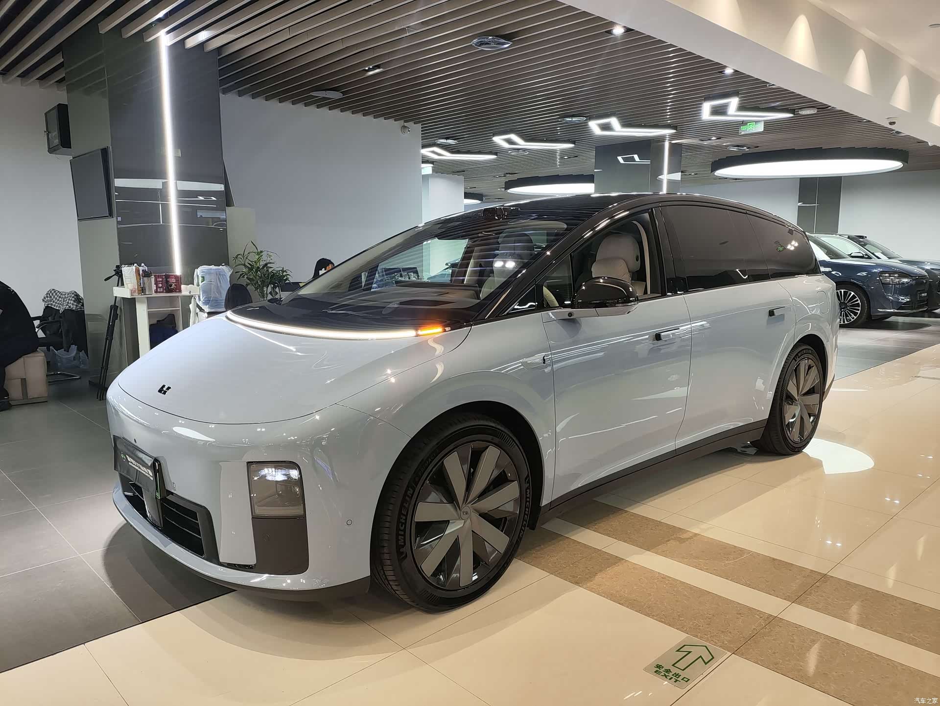 Li Auto i8, 2025 1