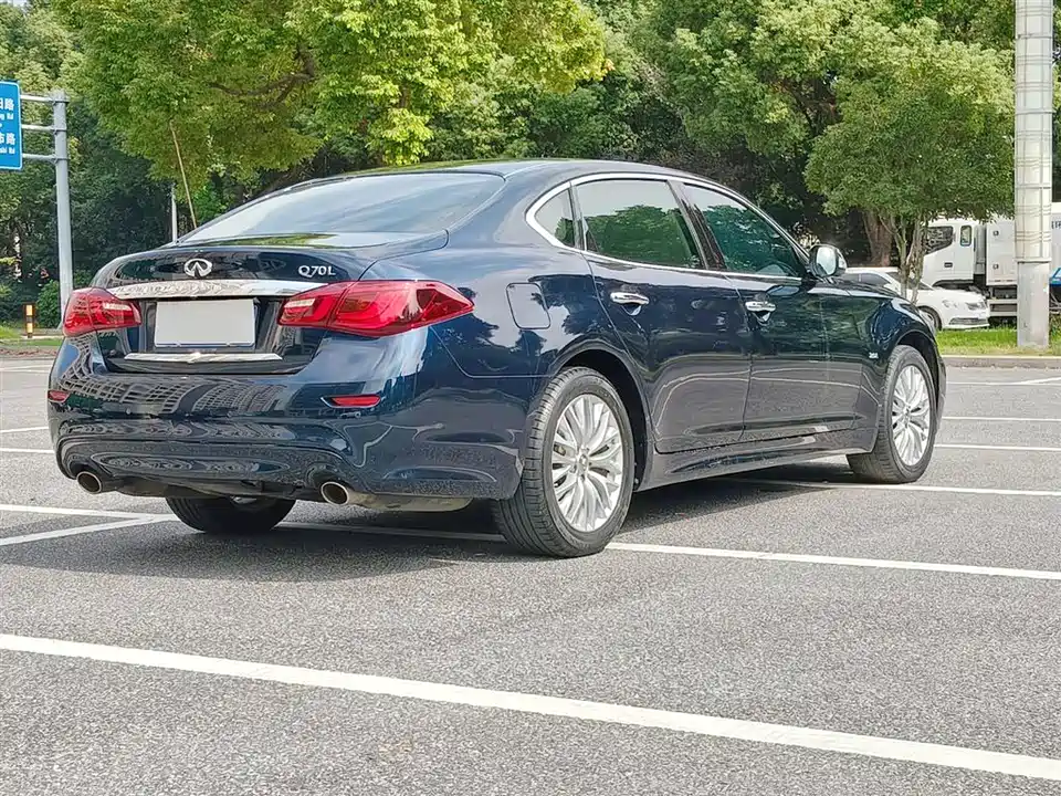 Infiniti Q70