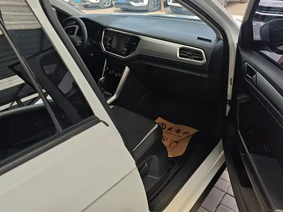 Volkswagen T-ROC exploring Songs