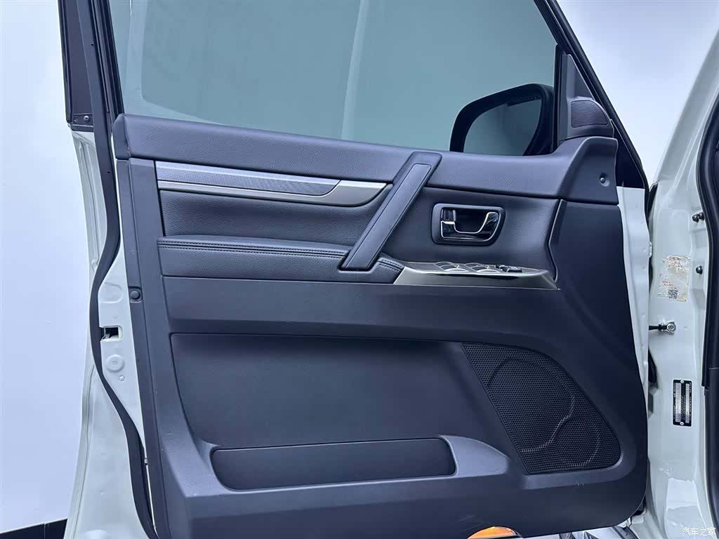 Mitsubishi Pajero, 2024 все фото