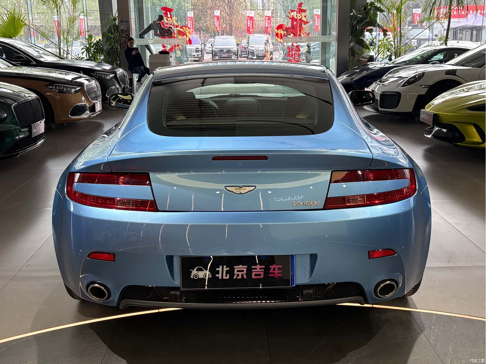 Aston Martin Vantage, 2010 все фото