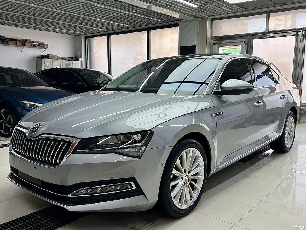 Skoda Superb, 2023 1