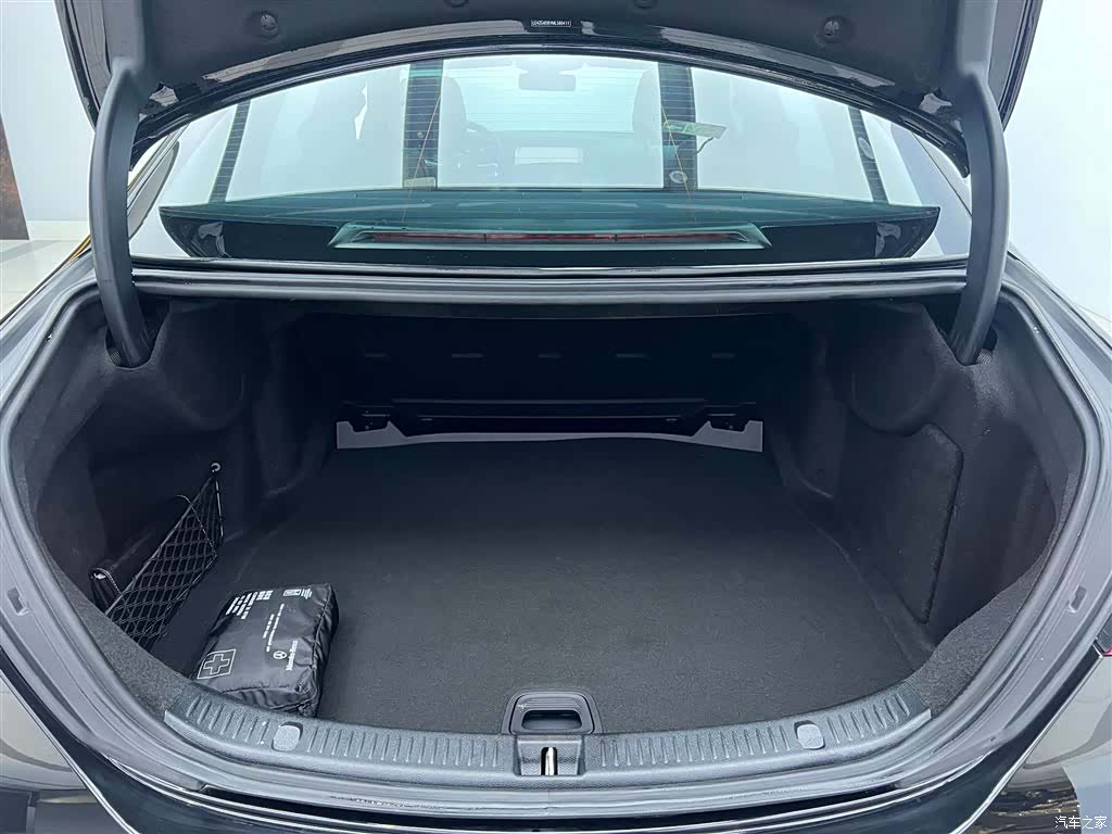 Mercedes-Benz E-Class, 2020 3