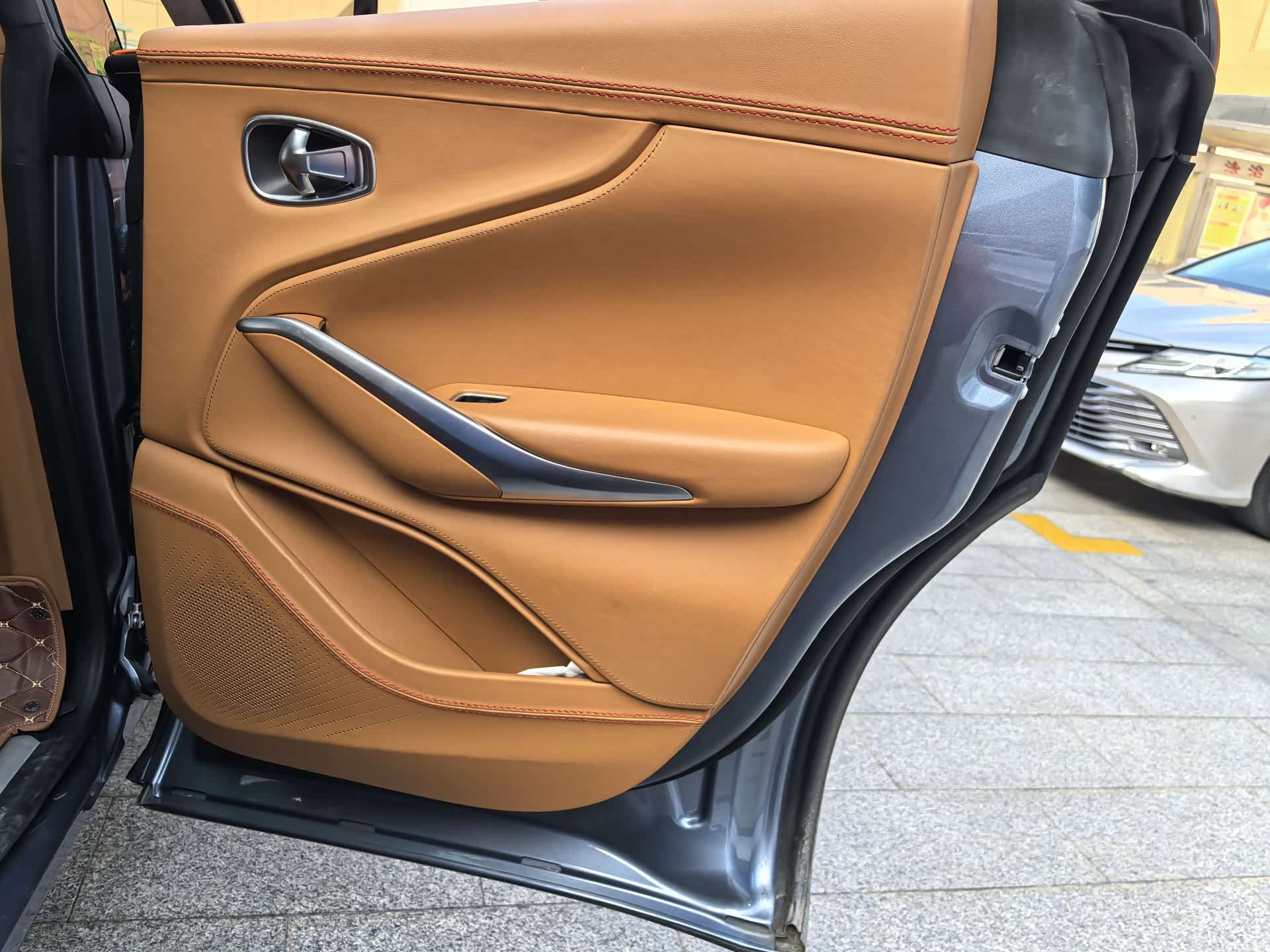 Aston Martin DBX, 2021 22